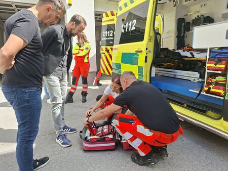 Novo vozilo za reševanje sta predstavila vodja reševalcev Edin Odobašić in zdravnica Anja Šemberger (9)